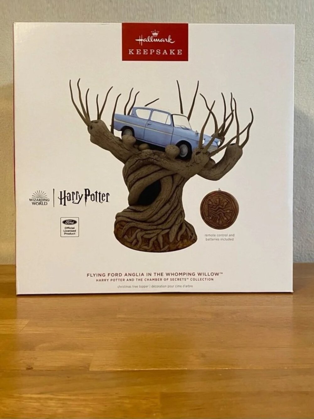 NWT Hallmark Harry Potter Flying Ford Anglia in the Whomping Willow tree topper